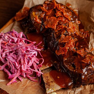 Свиные ребра с барбекю-глазурью из колбасок пепперони в Ребра по цене 1080 ₽