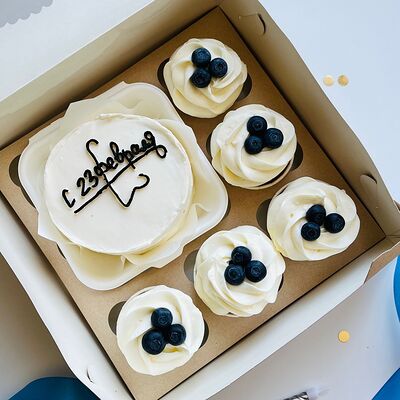  Бенто-торт с 23 февраля и ванильные капкейки (5 шт.) в Kulakovabakery по цене 3850 ₽