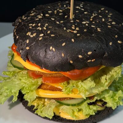 Бургер Double с говядиной в черной булкев Gilam Food по цене 700 ₽