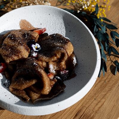 Блины с шоколадом и сезонными ягодами в Безе по цене 350 ₽