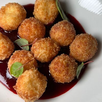 Сырные шарики с ягодным соусом в Rumi по цене 1050 ₽