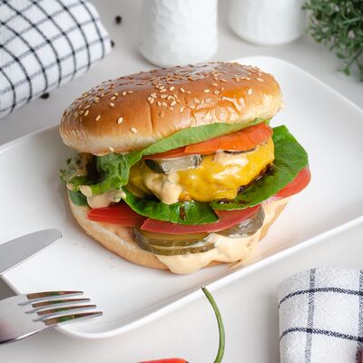 Чизбургер с беконом в Ваф и Раф по цене 390 ₽