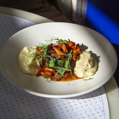 Говяжьи щечки с белыми грибами и картофельным пюре, сливки, пармезан в Sigma по цене 1500 ₽