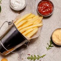 Картофель фри с соусом в Papa Carlo