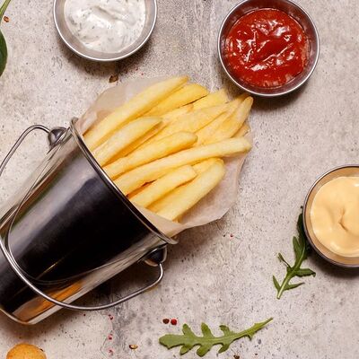 Картофель фри с соусом в Papa Carlo по цене 220 ₽