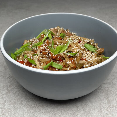 Удон с говядиной, овощами и соусом Кочудян в Risoy по цене 690 ₽