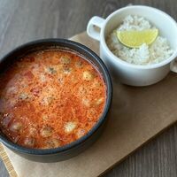 Том-ям с морепродуктами и рисом в О2 Lounge cafe