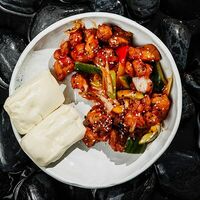 Курочка в кисло-сладком соусе с булочками маньтоу в Эхо