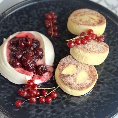 Сырники со сметаной и вишней в Crystal по цене 350 ₽