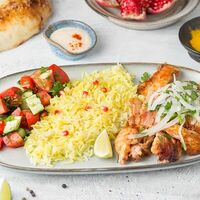 Шаурма на тарелке с курицей и рисом в Шаурма по-турецки