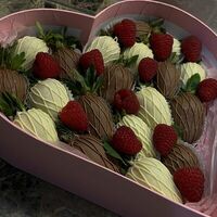 Клубника в шоколаде Сердце, белый и молочный в Allowberry