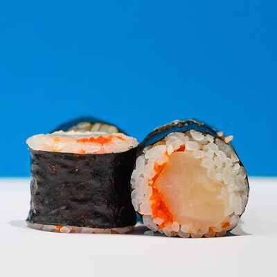 Ролл маки с гребешком в Русалочка любит суши по цене 350 ₽