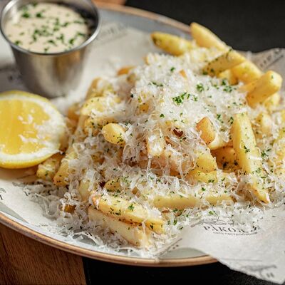 Картофель фри с пармезаном и трюфельным маслом в Раковая на Петроградке по цене 900 ₽