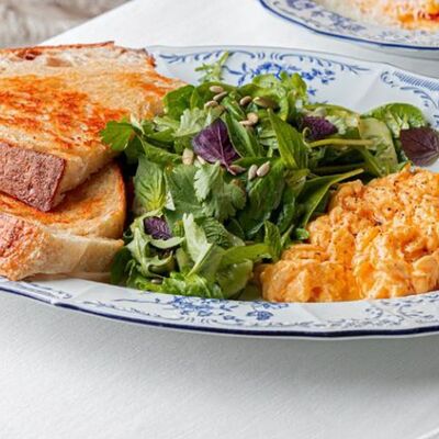 Трюфельный скрембл с тартином и зелёным салатом в Madame Zhu по цене 530 ₽