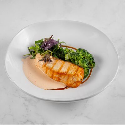 Лосось с брокколи и икорным соусом в Семейное бистро Монти по цене 1650 ₽