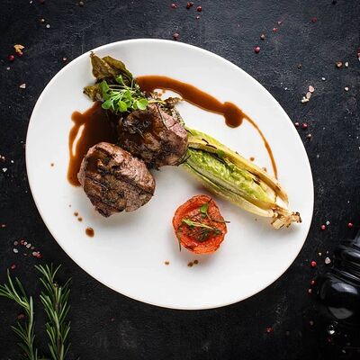 Медальоны из говядины с жареным роменом в Catch по цене 56 р.