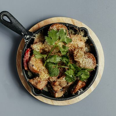 Горячая сковородка с цыпленком и овощами в сливочном соусе под сырной коркой в Сад on line по цене 390 ₽