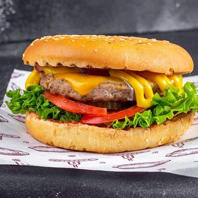 Чизбургер говяжий в Вкусно место по цене 600 ₽