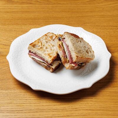 С говядиной и карамелизированным луком в Sota по цене 905 ₽