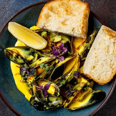 Соте из мидий в соусе Чеддер с багетом в Макароны по цене 750 ₽