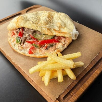 Донер в пите с курицейв Нуар по цене 549 ₽