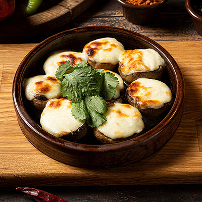 Запечённые шампиньоны с сулугуни в PRO.Хинкали by Novikov по цене 670 ₽