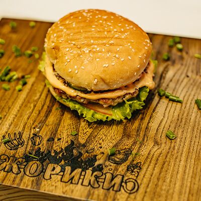Бургер куриныйв Жорики кухня на углях по цене 500 ₽