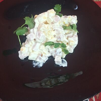 Салат с копчёной курицей и ананасами в Огонь и дым по цене 400 ₽