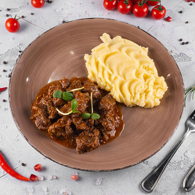 Гуляш Сербия с картофельным пюрев Balkan Place по цене 528 ₽