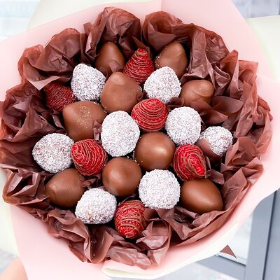 Букет из клубники в молочном шоколаде Притяжение в Букет Альфред I клубника в шоколаде и букеты по цене 3790 ₽