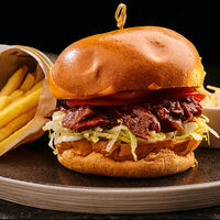 Бургер с рваной говядиной в Corner Grill