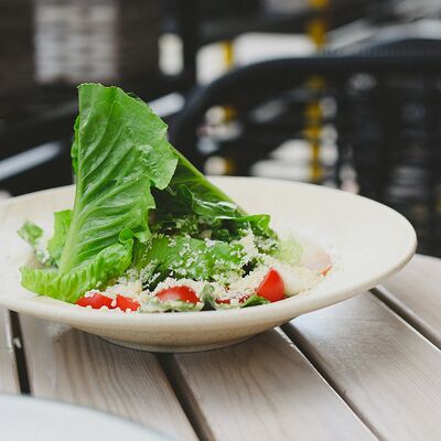 Салат Цезарь с креветками в Сахара не надо по цене 850 ₽