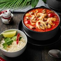 Том ям с морепродуктами в Кухня МОМО