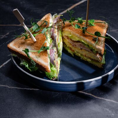 Сэндвич с ветчиной и сыромв Cafe Family по цене 290 ₽