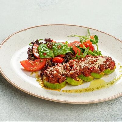 Цукини с рубленной говядиной, пармезаном и томатным салатом в Pitnica по цене 465 ₽