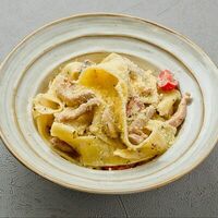 Сливочная паста паппарделле с курицей и шампиньонами в Диккенс