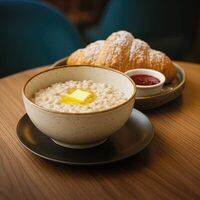 Каша и круассан в Кафе Миндаль