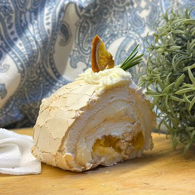 Меренговый рулет Манго-маракуя кусок в МакоФФка Вкуса по цене 340 ₽