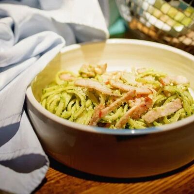 Паста alla carbonara с карбонатом, песто из трав и кедровыми орешками в Mola Mola по цене 660 ₽