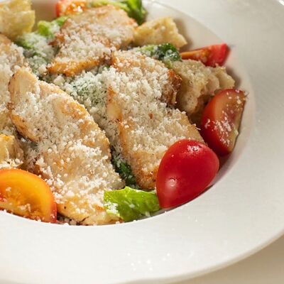 Цезарь с куриным филе в Тепло по цене 860 ₽