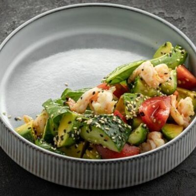 Салат из томатов с креветками и авокадо в Вода & Еда по цене 862 ₽