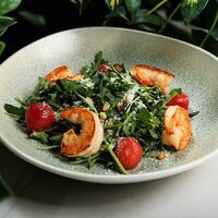 Салат с пряной руколой, сочными креветками и гуакамоле в Ресторан Строгов