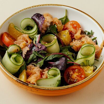 Салат с семгой и апельсином в сливочном соусе в Siesta по цене 560 ₽