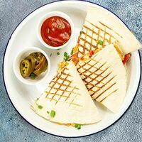 Кесадилья с курицей в Бари Галуст кафе