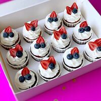 Капкейки белые с клубникой и голубикой в Miracle bakery