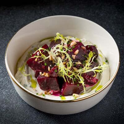 Салат со свеклой и сливочно-сырным соусом в Шале Берёзка по цене 550 ₽