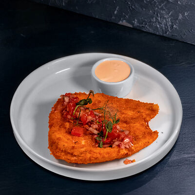 Куриная грудка в панировке с соусом Сальса и сырным соусомв Berberry & ptichka по цене 650 ₽