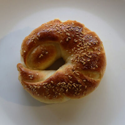 Булочка со сгущенкой и орехами в Джон Вкусный по цене 7000 ₽