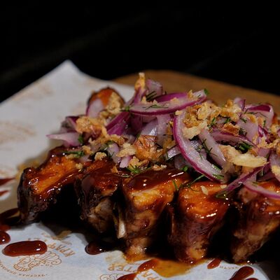 Свиные ребра в соусе BBQ в Крафтер по цене 850 ₽