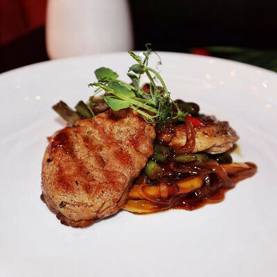 Медальоны свиные с овощами в Luxury по цене 560 ₽